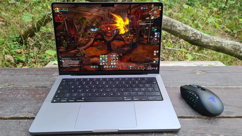 macbook pro m1 14 with razer naga pro - 01